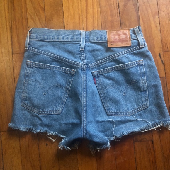 Levi’s 501 Shorts - Picture 2 of 4